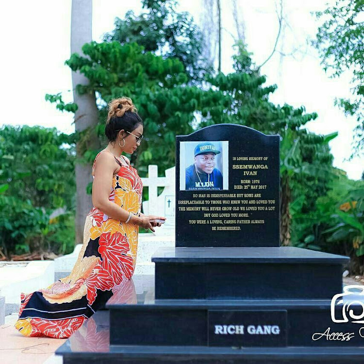 Zari Hassan at Ivan Semwanga's grave