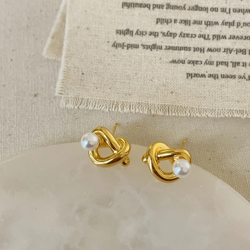 Brincos de pérola com coração de nó para mulheres Joia de nicho Feminilidade e charme com design exclusivo. Elegância atemporal para uso diário.