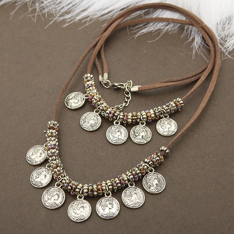 Europese en Amerikaanse retro stijl ketting met dubbele laag waskoord en legering accessoires. Een stijlvol sieraad voor een unieke look.