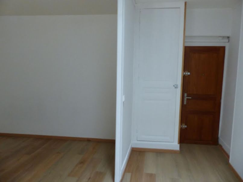 Location  appartement 1 pièce 29 m² à Cosne-Cours-sur-Loire (58200), 390 €