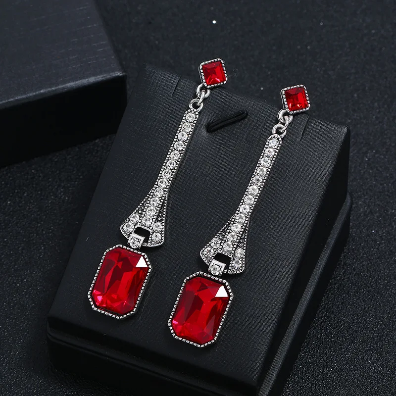Luxe oorbellen van legering met vierkante diamant. Een perfecte match voor elke outfit. Elegant en veelzijdig, de finishing touch voor jouw look.