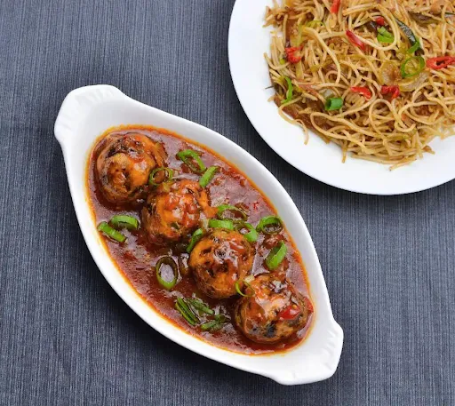 Veg Manchurian With Noodles And Fried Momos [2 Pieces]