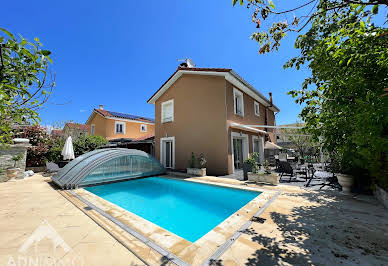 Maison avec piscine et terrasse 1