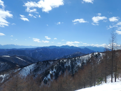 更に先に中央アルプスの展望地