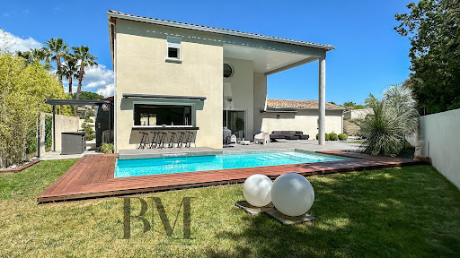 Villa with pool and garden 4