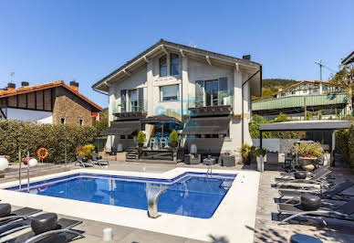 Villa avec piscine et terrasse 9