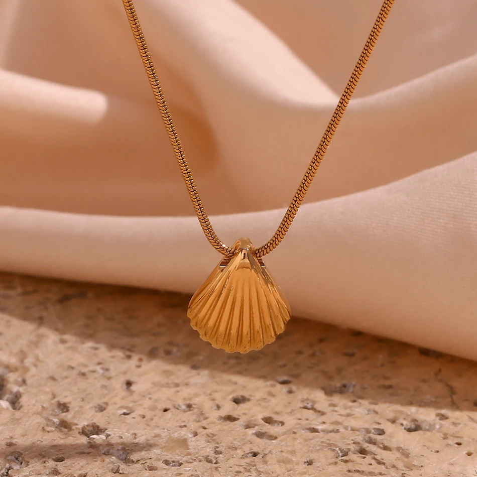 Colar feminino com pingente de concha, um acessório de moda que realça qualquer look. Perfeito para uso diário ou para ocasiões especiais e sofisticadas.