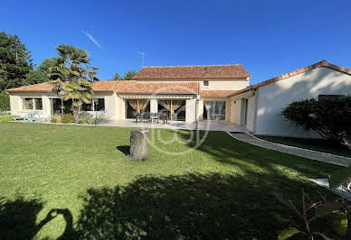 Maison avec piscine et jardin 20