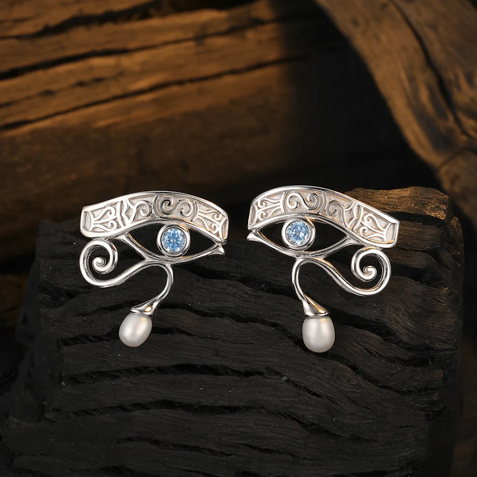 Sterling zilveren Horus Oog stud oorbellen met zoetwaterparels. Bescherming en stijl in één. De perfecte oorbellen voor dagelijks gebruik.
