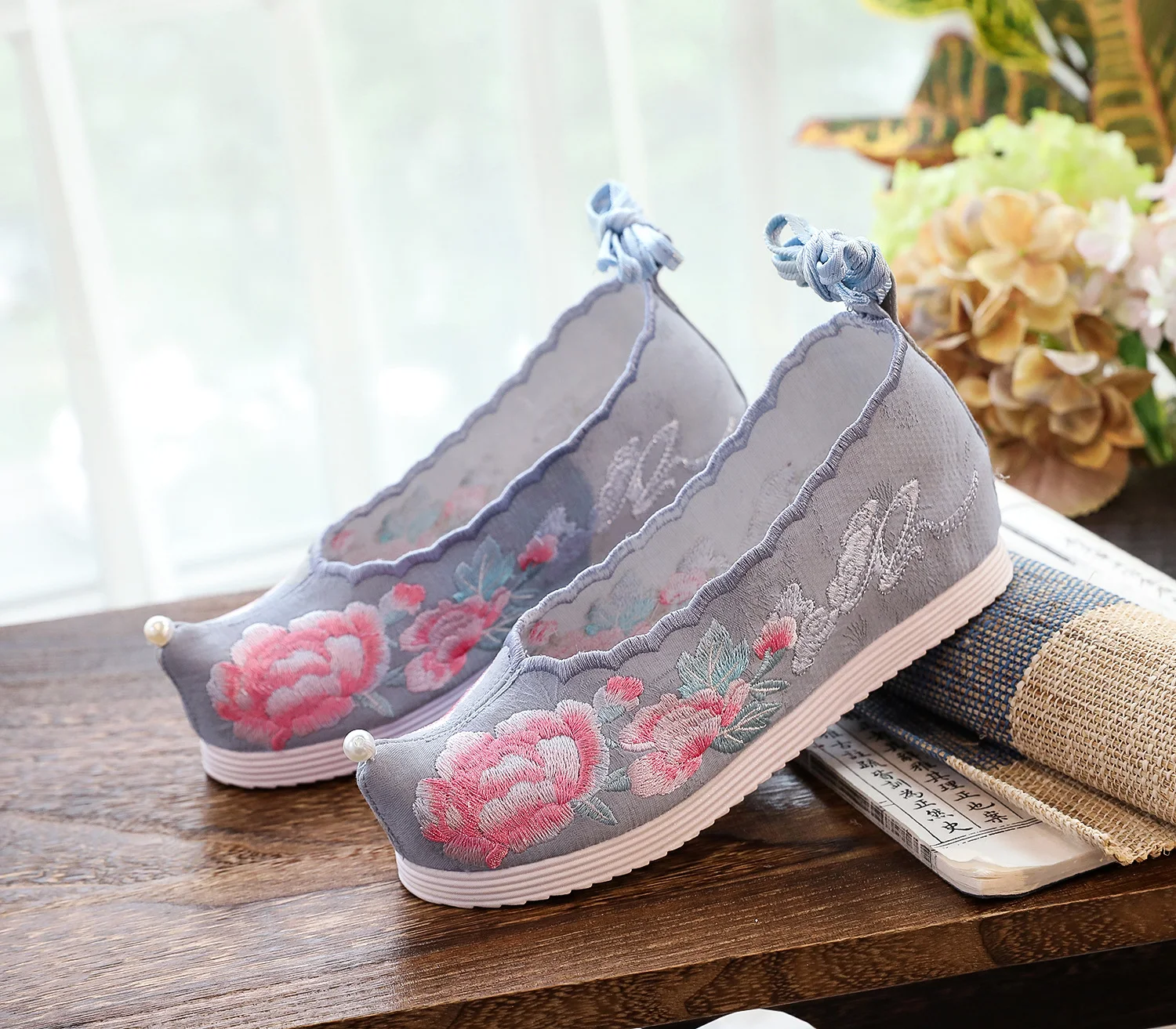 Title 11, Scarpe antiche ricamate in cotone da donna, ele...