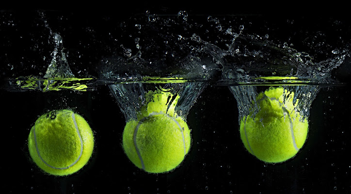 Tennis balls in water di angart71