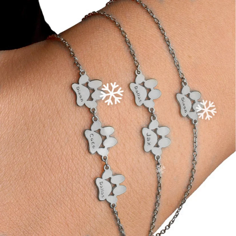 Gepersonaliseerde armband met pootafdruk van kat en hond met naam. Een uniek cadeau voor dierenliefhebbers, met gegraveerde letters.