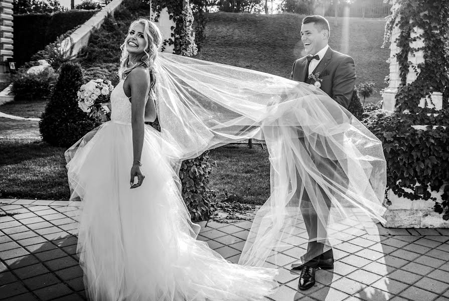 Wedding photographer Eszter Szalai (emeraldphotouk). Photo of 9 April 2022