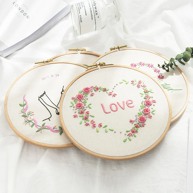 Peinture au ruban en tissu amour brodé à la main DIY, création artistique 3D pour un cadeau fait maison plein d'amour.