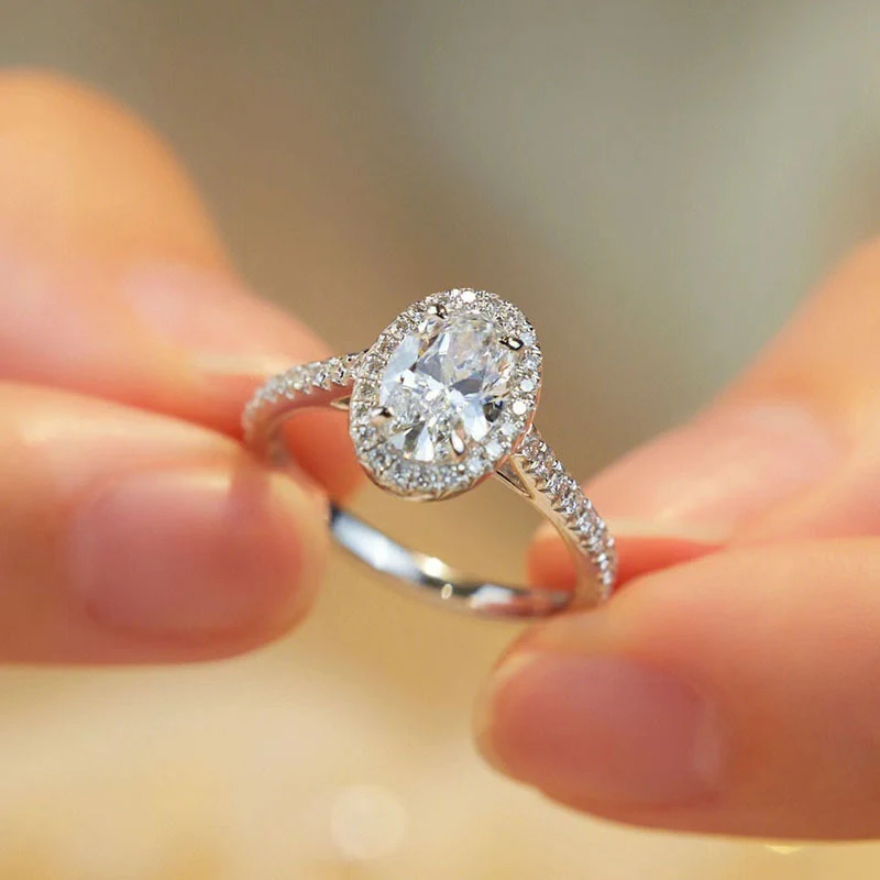 Anillo de mujer con moissanita simulada ovalada con micro incrustaciones de circonitas, joyería de moda ideal para regalos.