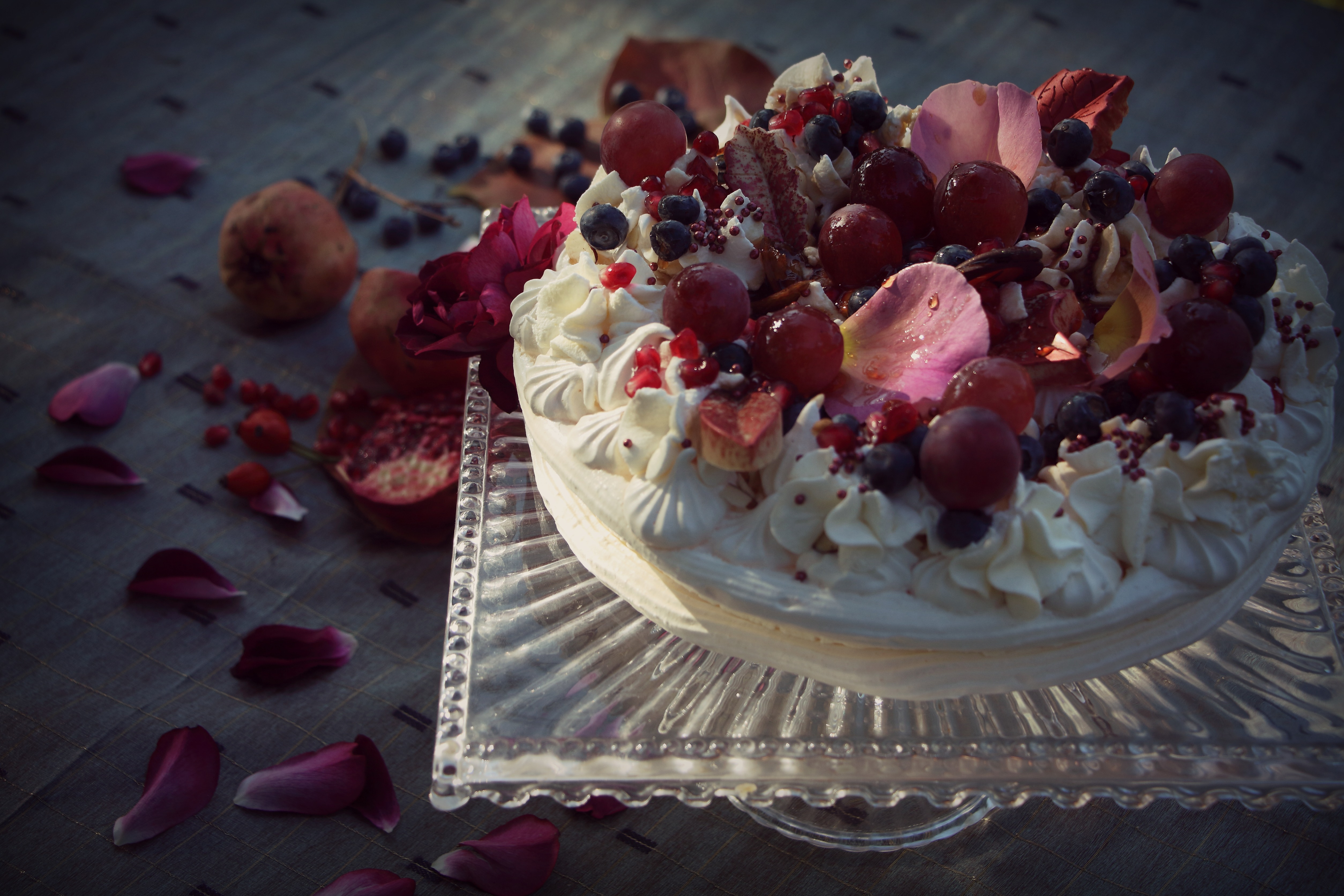 Meringata di frutta alle rose e al caramelo di letiziacaprettiphotography