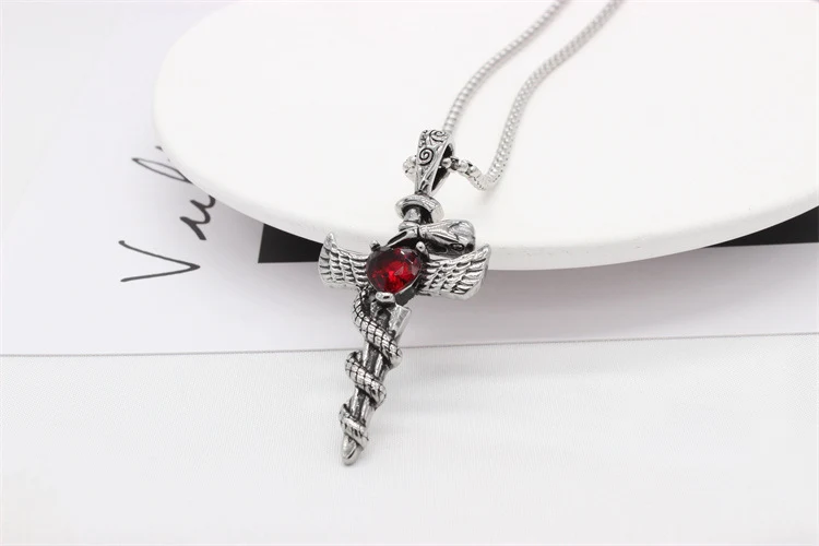 Heren gepersonaliseerde vintage vleugel kruis hanger ketting van titanium staal, Europees en Amerikaans, een ideaal cadeau.