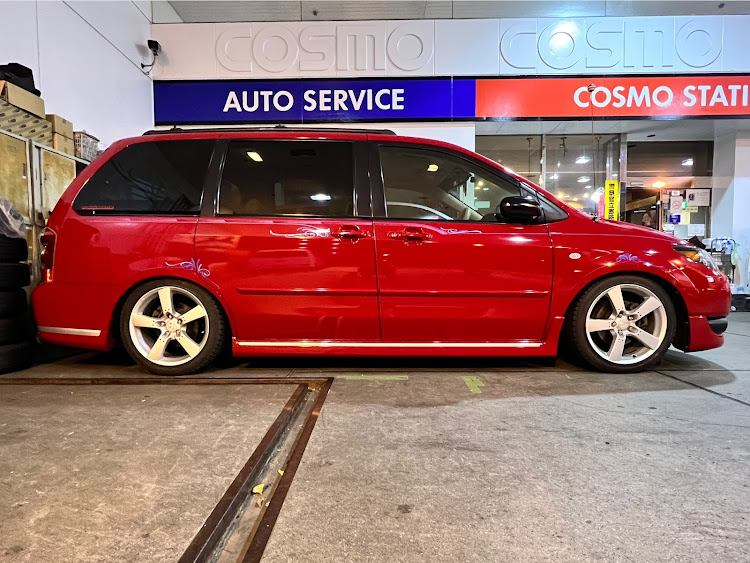 MPVの北米仕様嗜好者・今年もあとわずか・来年もよろしくお願いします・スタッドレスタイヤ交換・USDMに関するカスタム事例の投稿画像1枚目