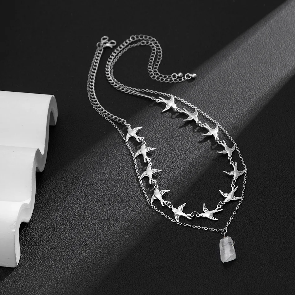 Collier double couche pour homme, s'accorde à tout. Un accessoire polyvalent et élégant, parfait pour rehausser n'importe quelle tenue et affirmer votre style avec facilité.