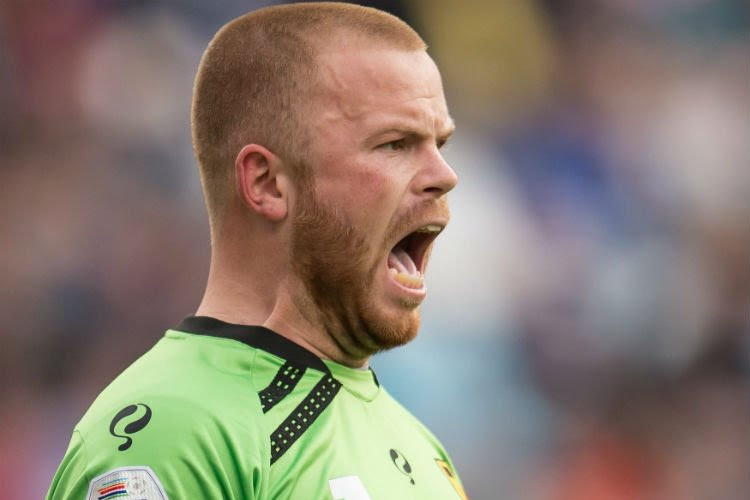 VIDEO: Hilarische struikelpartij van Cambuur-goalie