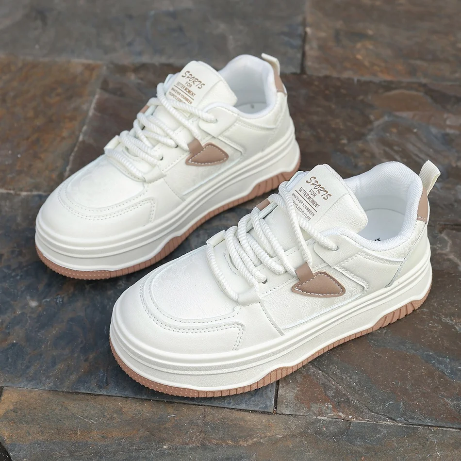 Ademende casual sneakers van mesh en leer met verhoogde zool, dun en ademend voor optimaal comfort en stijl.