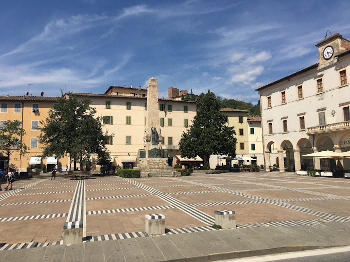 Colle Val d'Elsa, Piazza Arnolfo di Cambio. La pavimentazione della Piazzadi Daniel Buren