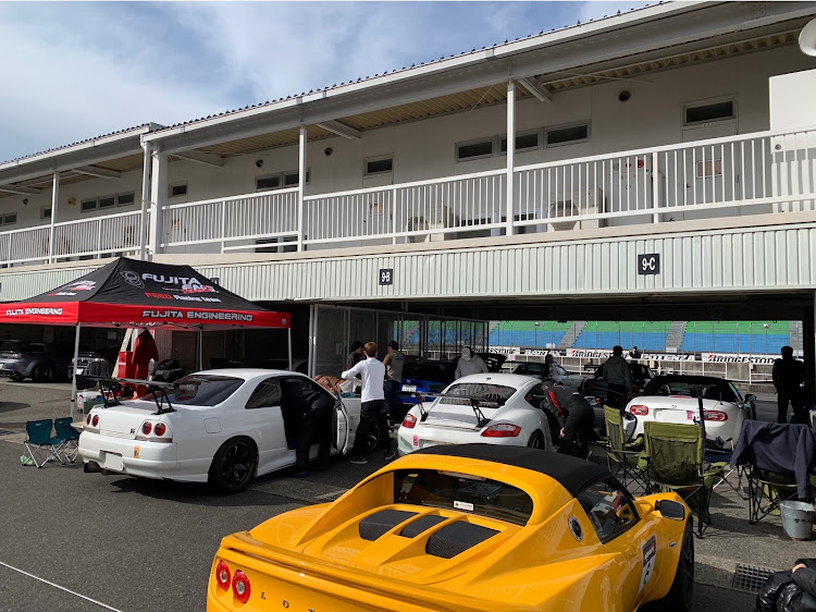 エリーゼの岡山国際サーキット・引越し前日に何してんねんに関するカスタム事例の投稿画像1枚目