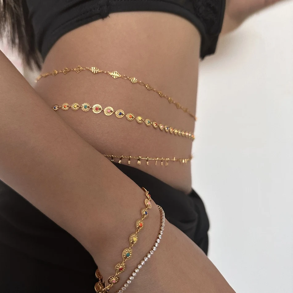 Corrente de cintura solar retrô em aço titânio banhado a ouro 18K com epóxi dupla face. Adicione brilho ao seu look.