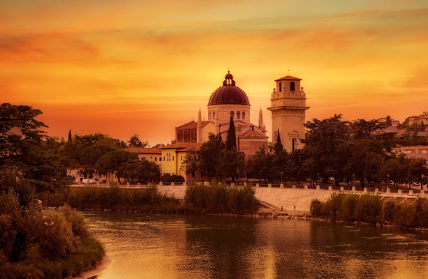 Una vista da Ponte Pietra di Verona  di Mariusz