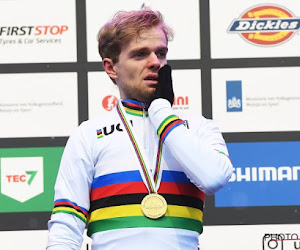 Kersvers wereldkampioen Eli Iserbyt showt met succes zijn regenboogtrui in Lille