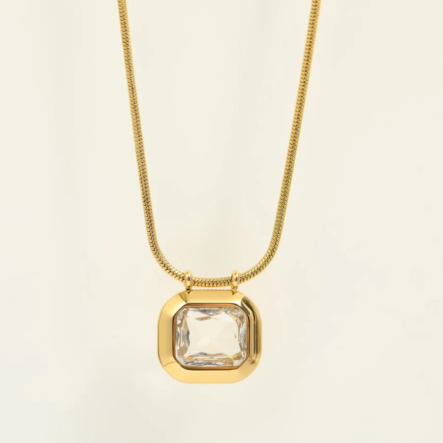 Collar de acero inoxidable con cadena de serpiente, colgante de circonita deslizable y chapado en oro de 18K, elegancia duradera.