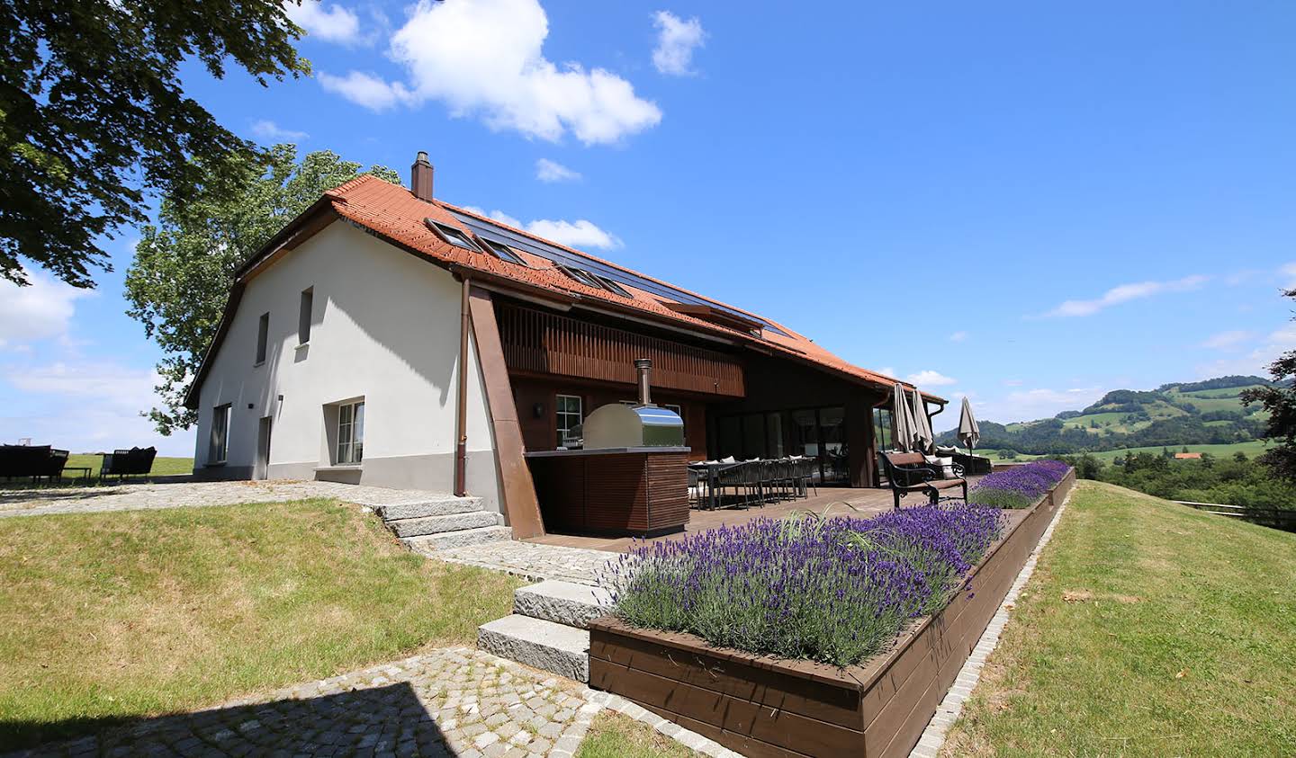 House with garden and terrace Rechthalten