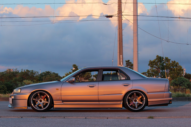 スカイラインのスカイライン・ホイール交換・真横ショット・車高調整に関するカスタム事例の投稿画像3枚目