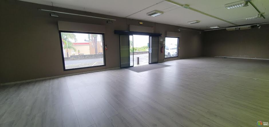 Location  locaux professionnels 2 pièces 694 m² à Saint Pierre (97410), 7 409 €