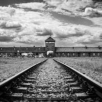 Porta della morte - Birkenau di Fabrizio Lorenzetti