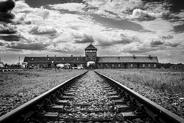 Porta della morte - Birkenau di Fabrizio Lorenzetti