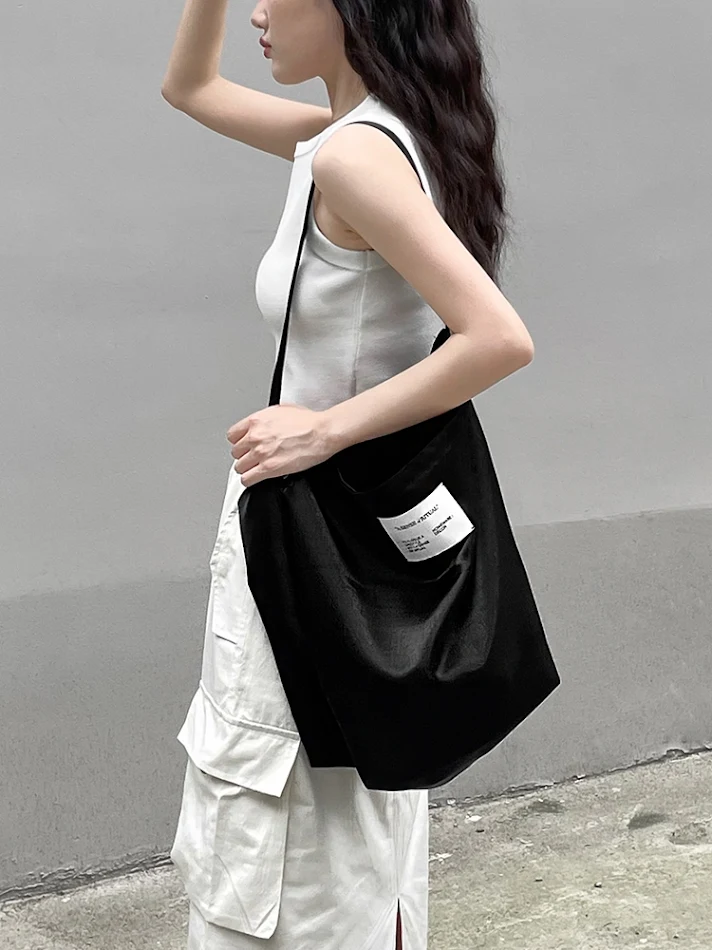 Sac bandoulière en toile pour femmes, spacieux et résistant pour un usage quotidien. Idéal pour transporter vos essentiels avec style et confort.