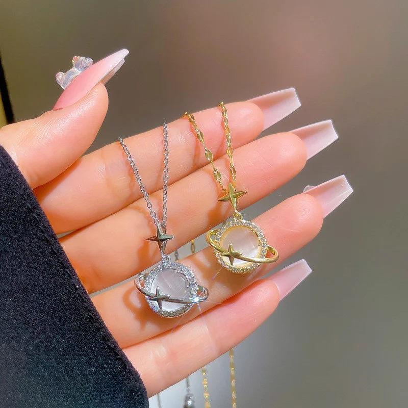 Collana con pianeti in opale oro reale micro-intarsiata, lusso leggero per donna, un gioiello scintillante che esalta l'eleganza e il tuo stile.