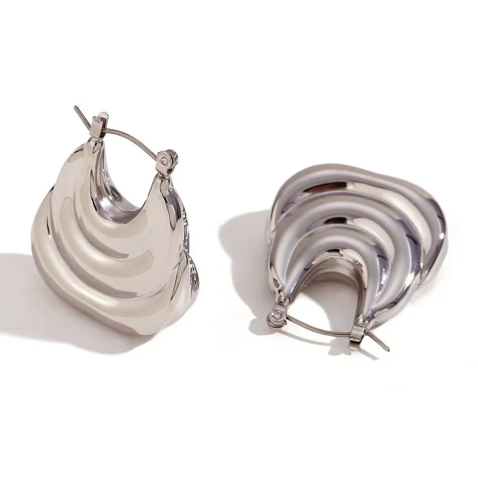 Clip d'oreille serpentin rétro en acier inoxydable, spécial mode. Design vintage, ajustement sûr et élégance intemporelle. Un accessoire unique.