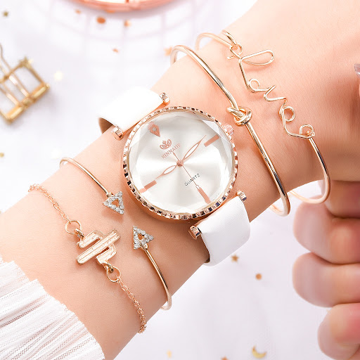 Title 8, Classic quartz watch female watch bracelet comb...