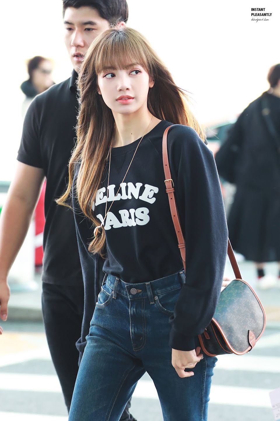 BLACKPINK's Lisa Looks Flawless At The Airport In Chic Outfit And Long ...