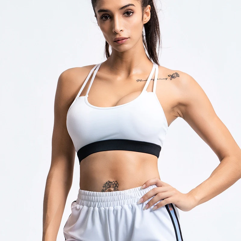Soutien-gorge de sport contrasté noir et blanc. Confort et maintien optimaux pour l'entraînement. Idéal pour le fitness et toutes activités sportives.