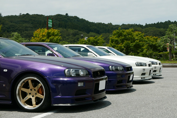 スカイライン GT-RのGT-R・bnr34・顔ーズ・ホワイトパール・ミッドナイトパープルⅢに関するカスタム事例の投稿画像2枚目