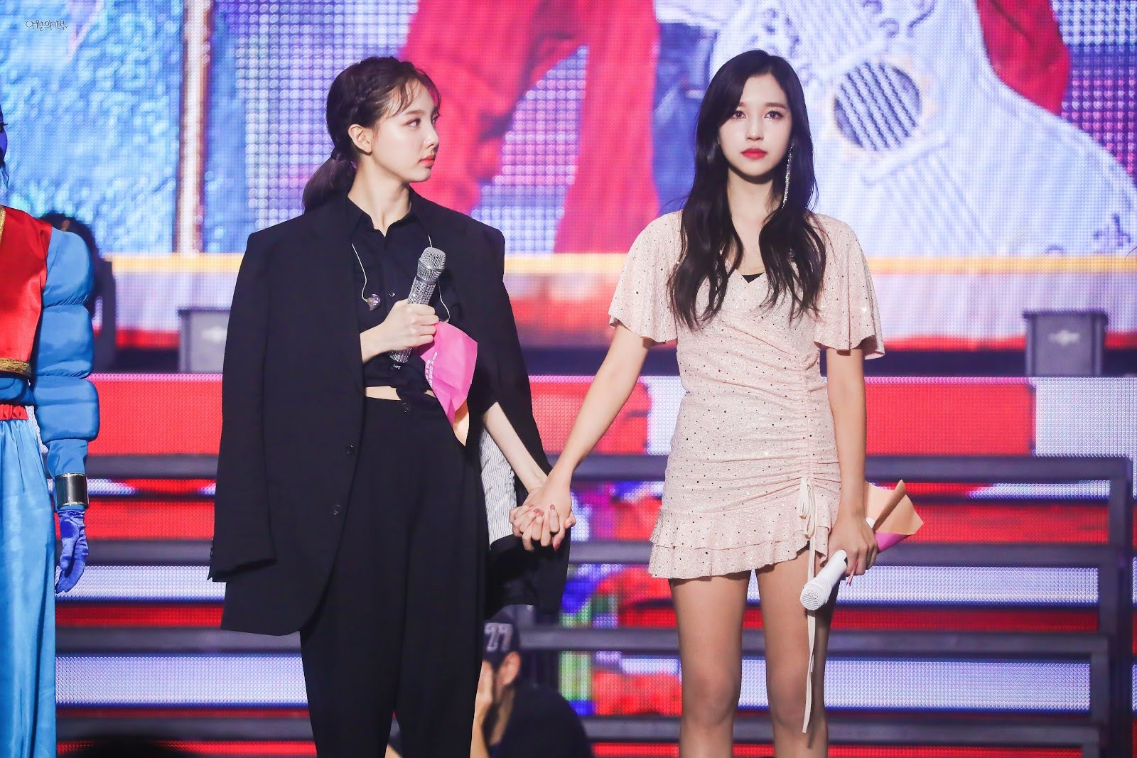 twice nayeon mina holding hands