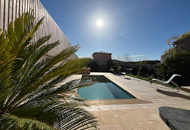 Maison contemporaine avec piscine et jardin 1