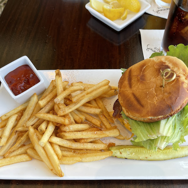 Gluten-Free Burgers at Lakewood Club At Sweetwater Cafe