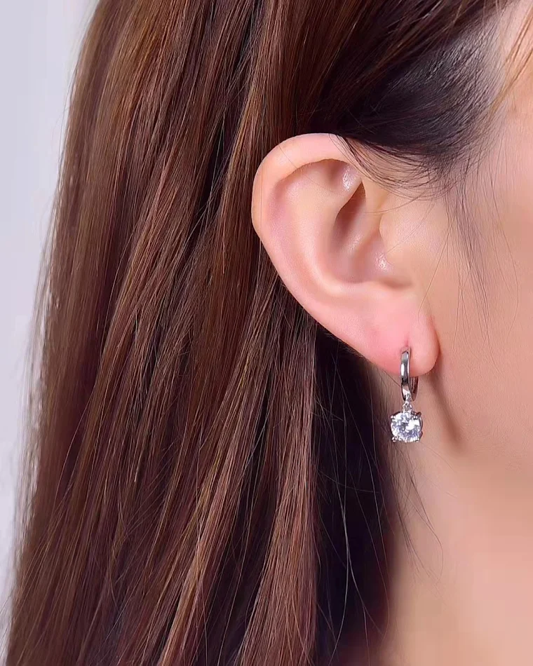Boucles d'oreilles tendance pour femmes en moissanite couleur D, plaqué argent 925, un bijou brillant et élégant pour toutes occasions.