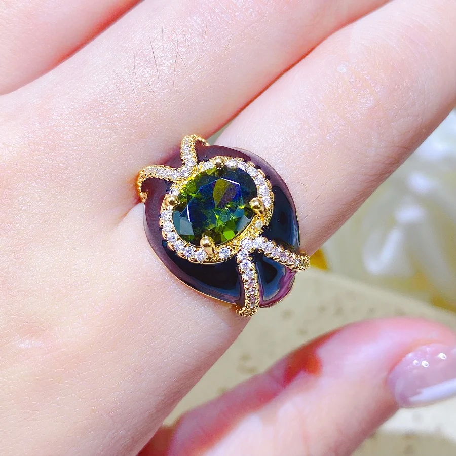Vintage Hong Kong Style Smaragdring voor dames, emaille, strass, hoogwaardige olivijnagaat, elegant en temperamentvol. Perfecte accessoire.