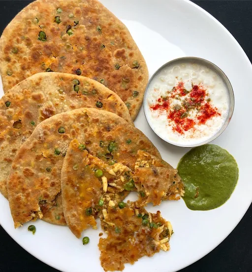 Tawa Paneer Paratha With Raita And Butter