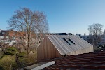 modern bijgebouw in verticale planken